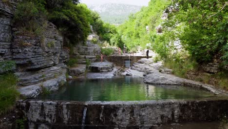Atracción-Turística-Para-Nadar-En-La-Naturaleza-Piscinas-De-Roca-Papingo-En-Grecia,-Aérea