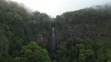 La-Popular-Cascada-Turística-Moran-Cae-En-Un-Día-Nublado-Y-Lluvioso.