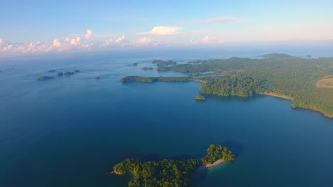 Fliegen-Sie-Hoch-über-Den-Vielen-Parida-Inseln-In-Panama-Und-Blicken-Sie-Auf-Den-Dunkelblauen-Pazifischen-Ozean-Bis-Zum-Wolkenbedeckten-Horizont