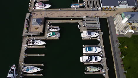 Oakland,-Kalifornien,-USA,-Uferpromenade,-Drohnenaufnahme-Von-Jachthafen,-Booten,-Gebäuden-Und-Flussmündung