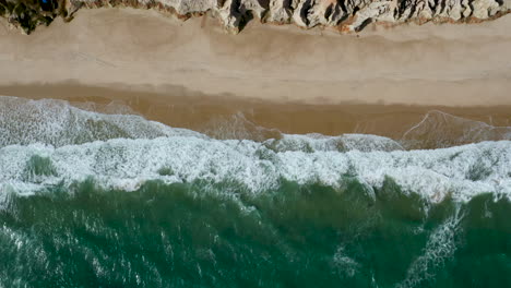 Luftaufnahme-Des-Meeres,-Der-Wellen-Und-Der-Klippen-Von-Morro-Branco,-Ceara,-Brasilien