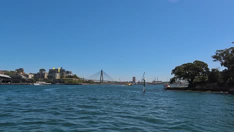 Vista-Del-Puerto-Interior-De-Sydney-Mirando-Hacia-El-Puente-Anzac-Mientras-Pasa-Por-Peacock-Point