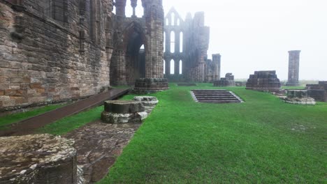 Whitby-Abby-Ist-Heute-Verfallen-Und-Früher-Eine-Benediktinerabtei-Und-Liegt-Mit-Blick-Auf-Das-Meer-An-Der-Ostküste-Englands