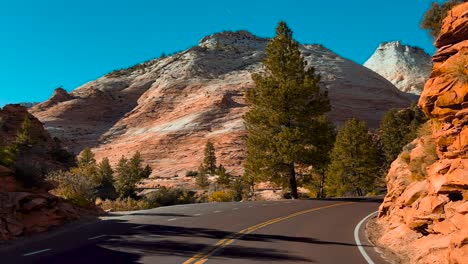 Parque-Nacional-Zion,-Recorrido-Panorámico-En-Automóvil-En-Una-Impresionante-Formación-Rocosa-Natural-En-Utah