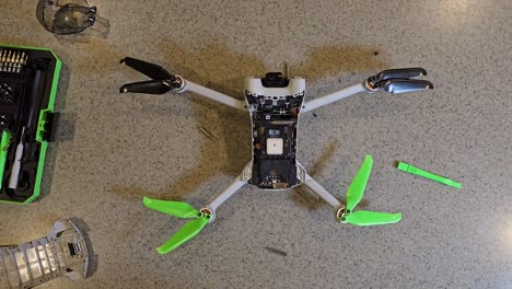 Kleine-Drohne-Wird-Repariert,-Von-Oben-Betrachtet