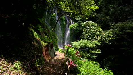 Wasserfall-Bekannt-Für-Ruhige-Atmosphäre-Und-Malerische-Umgebung