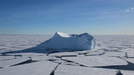 Iceberg-Rodeado-De-Hielo-Marino-En-La-Antártida