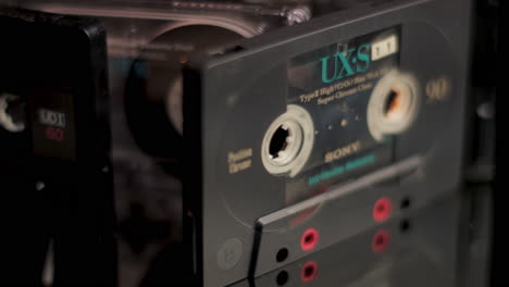 Vintage-Audiokassetten-Aus-Den-1980er-Jahren,-Maxell-Und-Sony,-Drehen-Sich-Aus-Nächster-Nähe