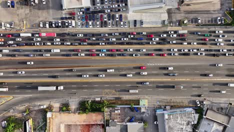 Stau-Von-Oben-Aus-Der-Luft-In-Einer-Richtung-Und-Fließende-Fahrspur-Auf-Der-Anderen-Seite