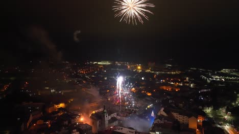 Fantastisches-Feuerwerk-In-Der-Nacht-In-Svitavy,-Der-Stadt-Der-Tschechischen-Republik