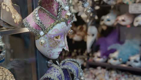 Elegante-Venezianische-Maske-Im-Schaufenster