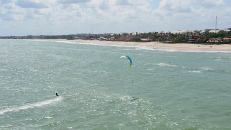 Luftaufnahme-Von-Menschen,-Die-Kitesurfen-Praktizieren,-Cumbuco,-Ceara,-Brasilien