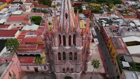 Hoch-Aufragender-Rosafarbener-Turm-Der-Parroquia-De-San-Miguel-Arcangel-In-San-Miguel-De-Allende,-Guanajuato,-Mexiko