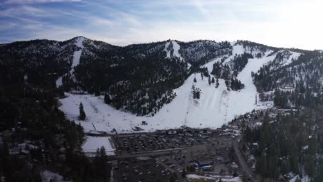 Toma-Panorámica-Aérea-De-La-Estación-De-Esquí-Bear-Mountain-Durante-El-Invierno-En-Big-Bear-Lake,-California.