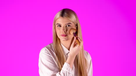 Mujer-Europea-Mirando-A-La-Cámara-Y-Aplicando-Maquillaje-Con-Cepillo-Cosmético