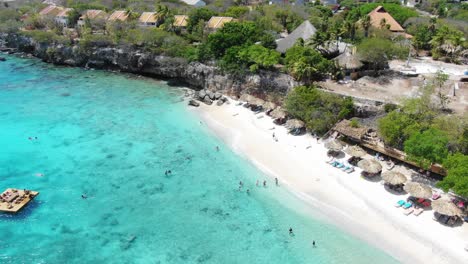 Playa-Kalki-In-Curaçao-Mit-Klarem,-Türkisfarbenem-Wasser-Und-Strandbesuchern,-Luftaufnahme