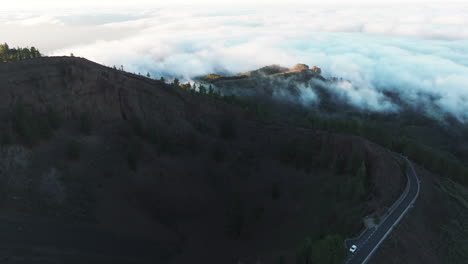 Luftaufnahme-Im-Orbit-über-Der-Galdar-Pines-Caldera-Bei-Sonnenuntergang-Und-Fantastischen-Wolken