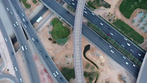 Una-Vista-Aérea-Del-Cruce-De-La-Carretera-King-Fahd-Con-La-Carretera-De-Circunvalación-Norte-Con-Un-Puente-De-Tren-En-Riad,-Arabia-Saudita.