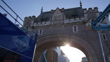 Golden-Tours-Bus---Hop-On-Hop-Off-Bus-Tour-At-Tower-Bridge-In-London,-UK