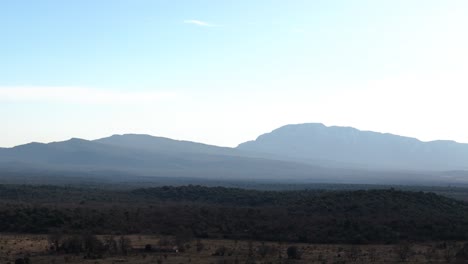 Pic-Saint-loup,-Cautivadora-Cadena-Montañosa-Situada-En-Un-Encantador-Paisaje-Del-Sur-De-Francia