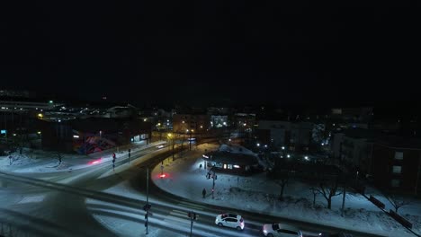 Los-Vehículos-De-La-Ciudad-Van-Y-Vienen-En-La-Intersección-De-Calles-En-Lapso-De-Tiempo-Nocturno.