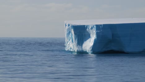 Iceberg-Tabular-En-Un-Día-Soleado-En-La-Antártida
