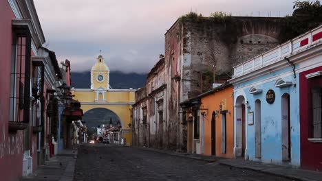 Timelapse-of-Santa-Catalina-Arch-in-Antigua,-Guatemala-on-a-cloudy-morning