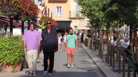 Static-view-of-people-walking-in-Old-Town-in-Antibes-in-2020