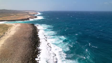 Luftaufnahme-Der-Küste-Von-Aruba-Mit-Starken-Wellen