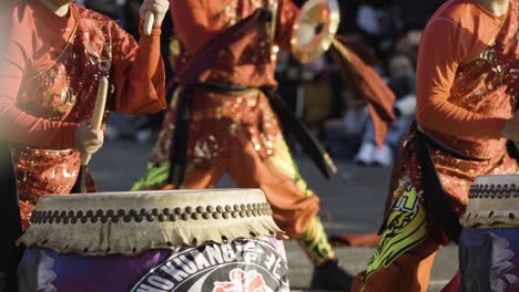 Laute-Trommelschläge-Und-Tanzvorführungen-Während-Der-Chinesischen-Neujahrsfeierlichkeiten-In-Der-Chiang-Kai-Shek-Gedächtnishalle