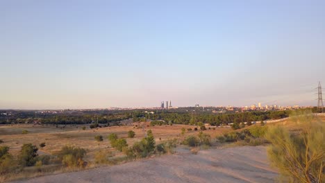 Madrids-Ausgedehnte-Skyline-Erstrahlt-Im-Licht-Der-Goldenen-Stunde