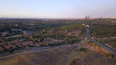 Renfe-Cercanias-Pendelt-In-Der-Abenddämmerung-In-Richtung-Madrids-Finanzviertel