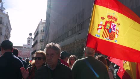 Ein-Demonstrant-Hält-Eine-Spanische-Flagge,-Während-Er-Sich-Während-Einer-Demonstration-Gegen-Die-PSOE-Versammelt.-Die-Sozialistische-Partei-Hat-Zugestimmt,-Den-Am-Abspaltungsversuch-In-Katalonien-Im-Jahr-2017-Beteiligten-Personen-Amnestie-Zu-Gewähren.