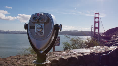 Binoculares-Que-Funcionan-Con-Monedas-Con-Vista-Al-Puente-Golden-Gate,-El-área-De-La-Bahía-De-San-Francisco-Y-El-Horizonte-Durante-El-Día