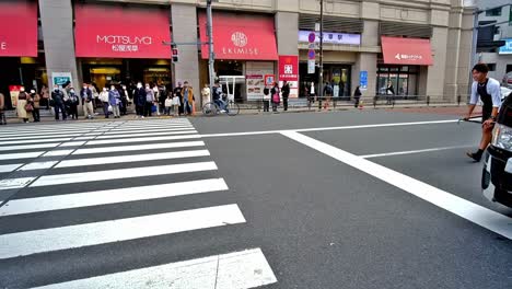 Editorial-video-showing-the-jinrikisha-or-rickshaw,-a-two-wheeled-pulled-vehicle-invented-in-Japan-in-1869,-which-still-survives-and-gives-visitors-a-quaint-tour-experience-around-Asakusa,-Tokyo