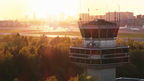 Luftaufnahme-Des-Kontrollturms-Des-Flughafens-Tallinn-Im-Frühen-Sonnenuntergang