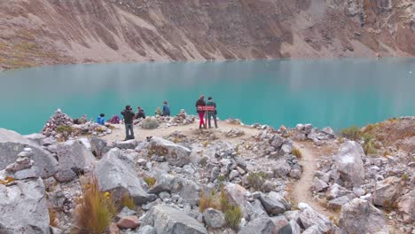 Un-Grupo-De-Turistas-Disfruta-De-Un-Hermoso-Lago-En-Los-Andes-Peruanos.