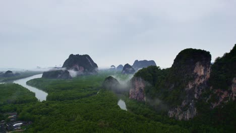 Vistas-Panorámicas-De-Manglares-Y-Acantilados-De-Piedra-Caliza-En-La-Bahía-De-Phang-Nga,-Tailandia