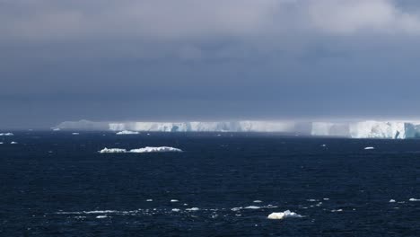 Plataforma-De-Hielo-Amery-Y-Océano-Azul-En-La-Antártida-En-Un-Día-Tormentoso