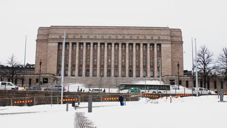Día-De-Invierno-Fuera-De-La-Casa-Del-Parlamento-En-Helsinki-Con-Peatones