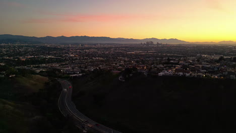 Drone-Aéreo-Disparado-Sobre-El-Centro-De-Los-Ángeles,-California-Después-Del-Atardecer