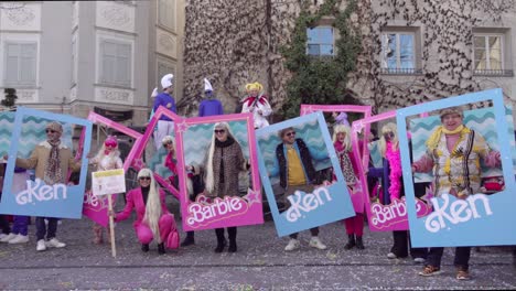 Adultos-Vestidos-Como-Barbie-Y-Ken-Durante-La-Celebración-Anual-Del-Carnaval-Llamado-Gnoccolada-En-Brixen,-Bressanone,-Tirol-Del-Sur,-Italia