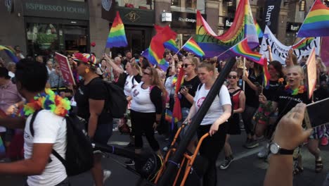 Nahaufnahme-Von-Menschen,-Die-Bei-Der-Pride-Parade-In-Stockholm-Mit-Regenbogenfahnen-Laufen-Und-Tanzen