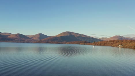 Lake-Lomond-Und-Der-Trossachs-Nationalpark-Mit-Einer-Tief-Fliegenden-Drohne,-Die-Höher-über-Den-See-In-Schottland-Steigt