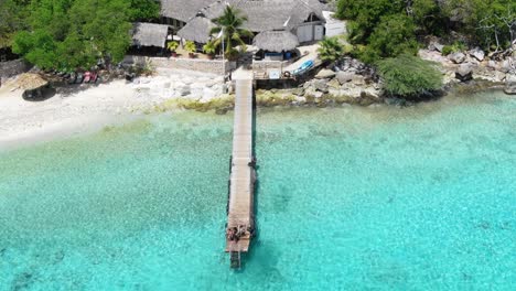 Playa-kalki-in-curacao-with-clear-waters-and-tropical-huts,-sunny-day,-aerial-view