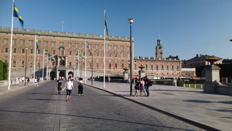 Schwenk-Vom-Parlamentsgebäude-Zum-Königspalast-In-Stockholm-An-Einem-Sommertag