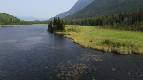 Low-Dolly-Drone-Shot-über-Den-Feuchtgebieten-Des-Seeley-Lake-Provincial-Park-In-Smithers,-Kanada