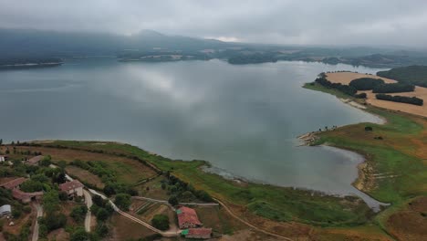 Nanclares-De-Gamboa-See-Im-Baskenland,-Spanien,-Mit-Bewölktem-Himmel,-Luftaufnahme