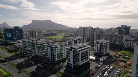 Ebene,-Mauricio-Con-Edificios-Modernos-Y-Telón-De-Fondo-Montañoso,-Día-Soleado,-Vista-Aérea