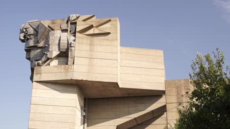 Eagle-sculpture-of-concrete-on-Bulgarian-State-Monument-in-Shumen,-static-shot